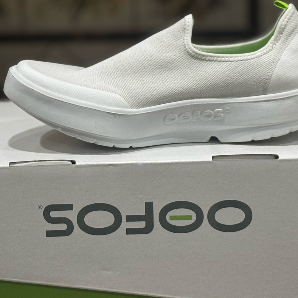 OOFOS White Minimalist Comfort Slippers